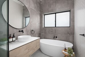 Badewanne, Haartrockner, Handtücher
