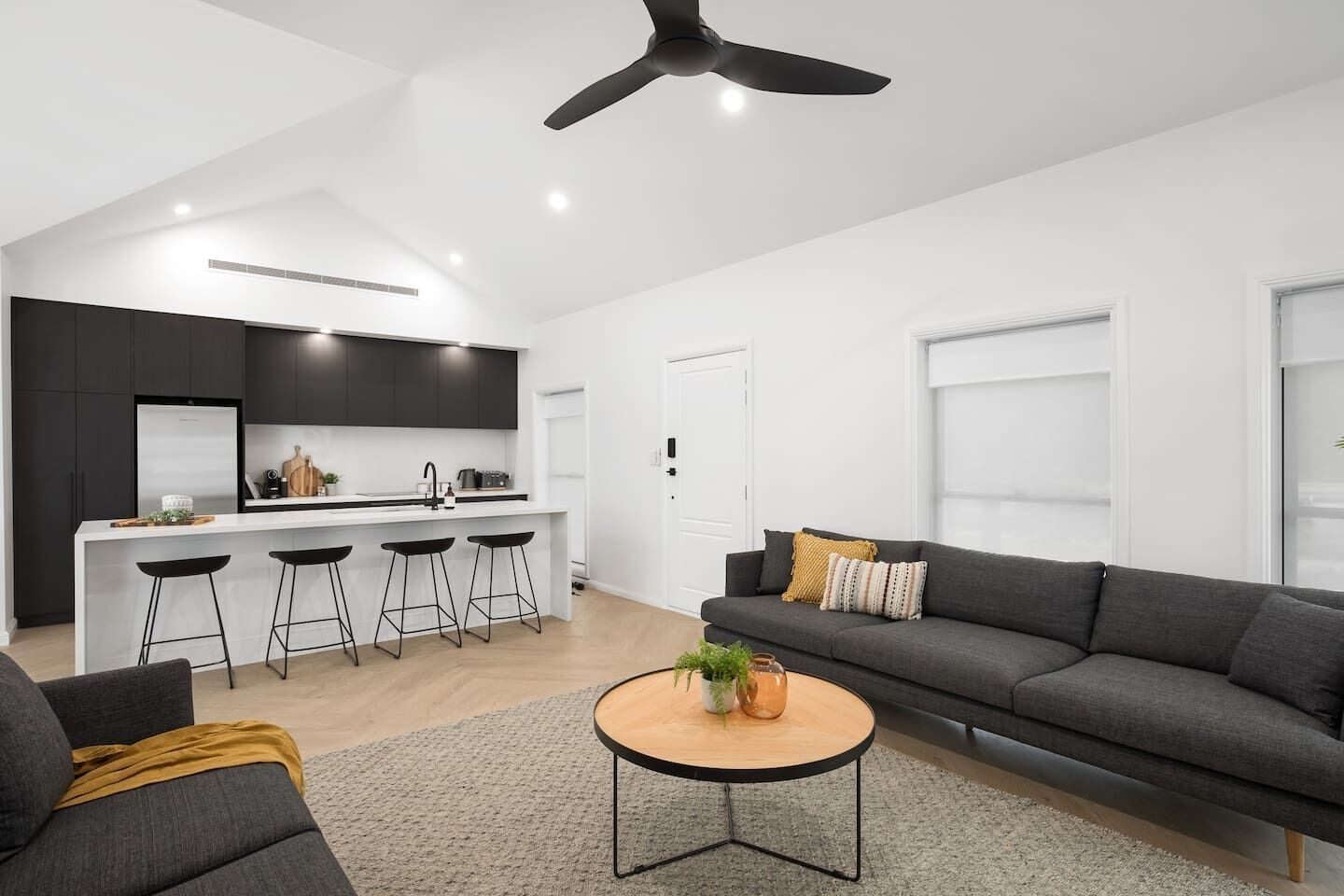 Télévision, livres, chaîne hi-fi, espaces bureaux