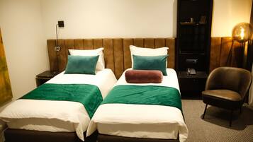 ميني بار وخزنة داخل الغرفة ومكتب وستائر تعتيم