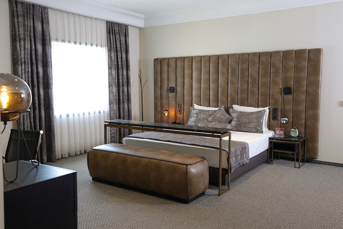 Executive Suite, 1 Queen Bed, City View | Minibar, in-room safe, desk, blackout drapes