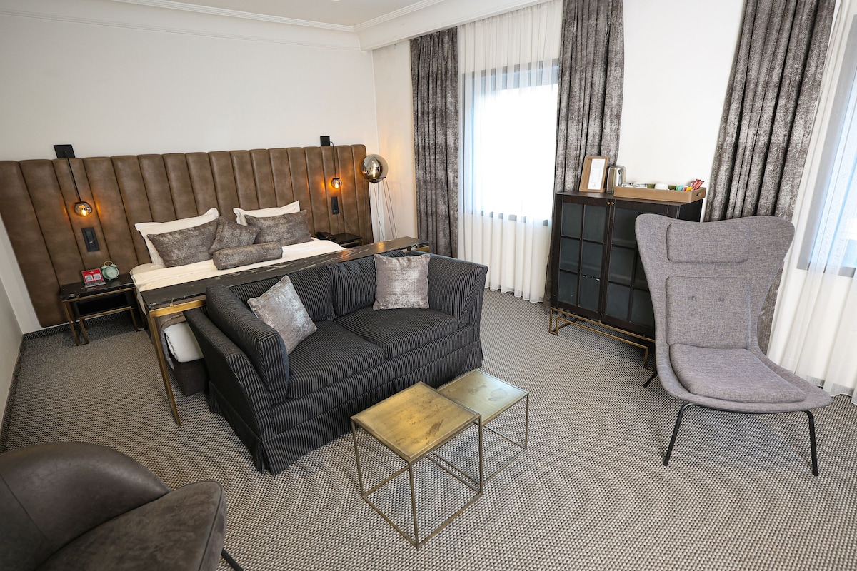 Junior Room, 1 Queen Bed, City View | Minibar, in-room safe, desk, blackout drapes