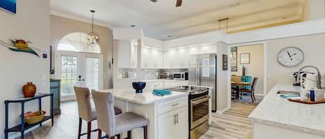 Réfrigérateur, micro-ondes, four, plaque de cuisson