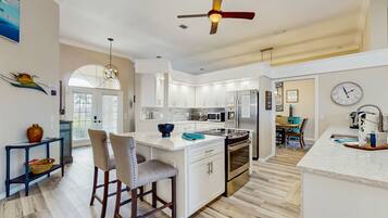 Refrigerador, microondas, horno y parrilla de estufa