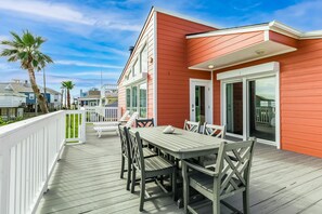 Outdoor dining - Oceanfront Beach House w/Beach View, Beautiful Decor, Free WiFi, Central A/C (Galveston)