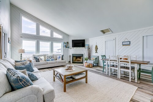 Oceanfront Beach House w/Beach View, Beautiful Decor, Free WiFi, Central A/C