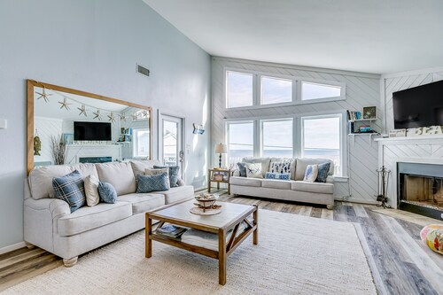 Oceanfront Beach House w/Beach View, Beautiful Decor, Free WiFi, Central A/C