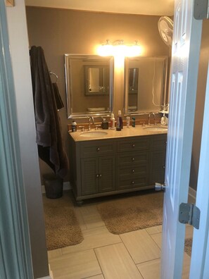 Towels, soap, shampoo, toilet paper