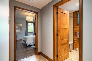 2 chambres, bureau, système d’insonorisation, fer et planche à repasser