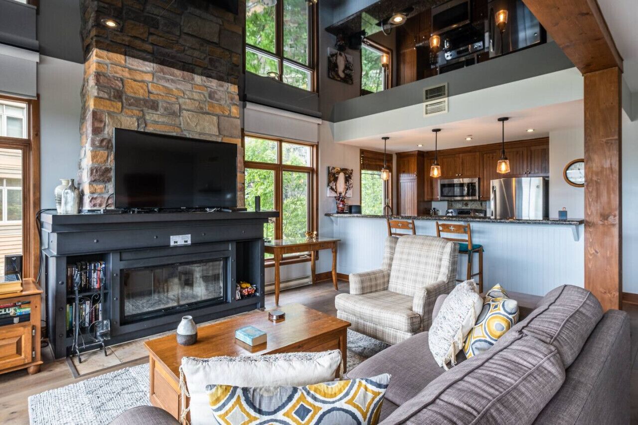 Smart TV, fireplace, stereo
