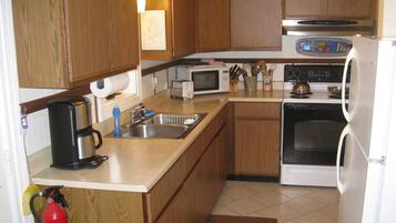 雪櫃、微波爐、焗爐、爐具