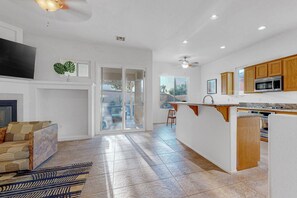 ثلاجة، ميكروويف، فرن، موقد طهي مسطح