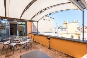 Outdoor dining - Panoramic Terrace Trastevere (Rome)