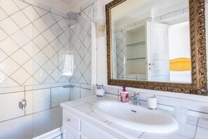 Bidet, Handtücher, Shampoo