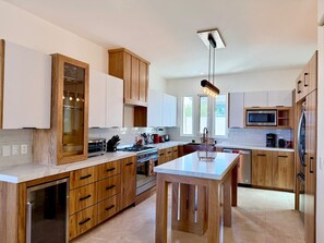 Fridge, microwave, oven, stovetop - Panoramic Views, Pool & Roof Terrace at La Vista (Cabo San Lucas)