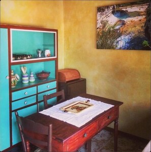 Chaumière traditionnelle, cuisinette | Literie de qualité, couette en duvet, décor unique, ameublement unique