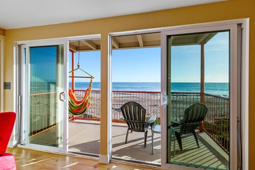 Jaw-Dropping Beach-Front Retreat!