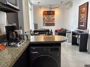 Réfrigérateur, four à micro-ondes, un four, surface de cuisson