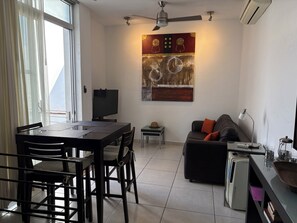 Téléviseur, lecteur de DVD, livres, sélection de musique