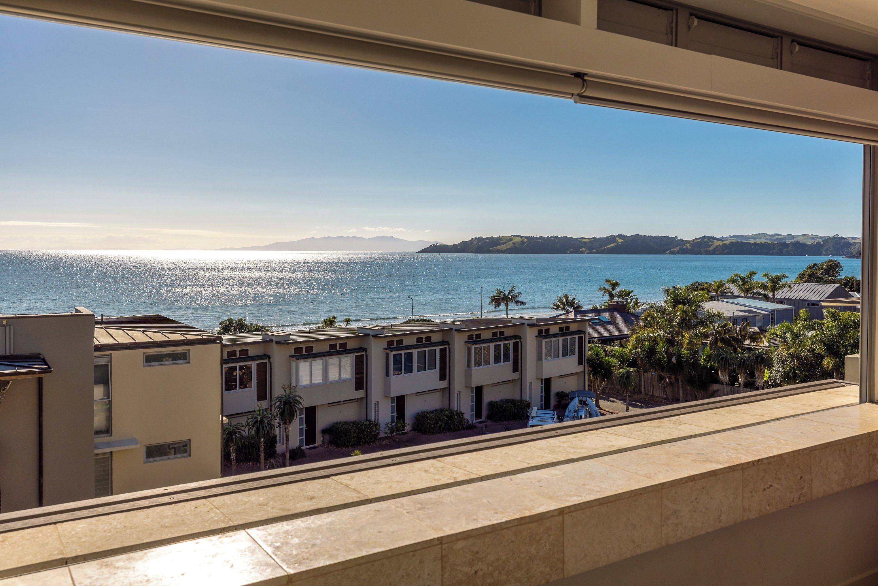 Apartamento Premium, varias camas, vistas al mar | Zona de estar | Una televisión