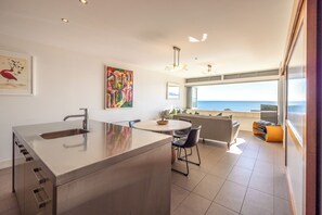 Appartamento Premium, letti multipli, vista oceano | Cucina privata | Forno, piano cottura, lavastoviglie, macchina per tè/caff è