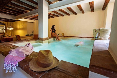 Indoor pool, a heated pool. Cistellaire, with access to indoor swimming pool