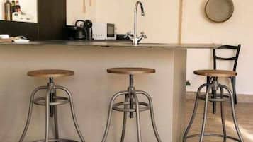 Een koelkast, een microgolfoven, een kookplaat, een vaatwasser