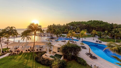 Villa Magna 1 Bedroom Tower 3 on 2nd Floor Oceanfront Sleep up to 4