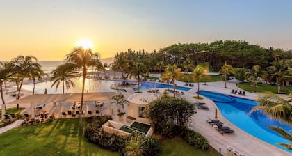 Villa Magna 1 Bedroom Tower 3 on 2nd Floor Oceanfront Sleep up to 4