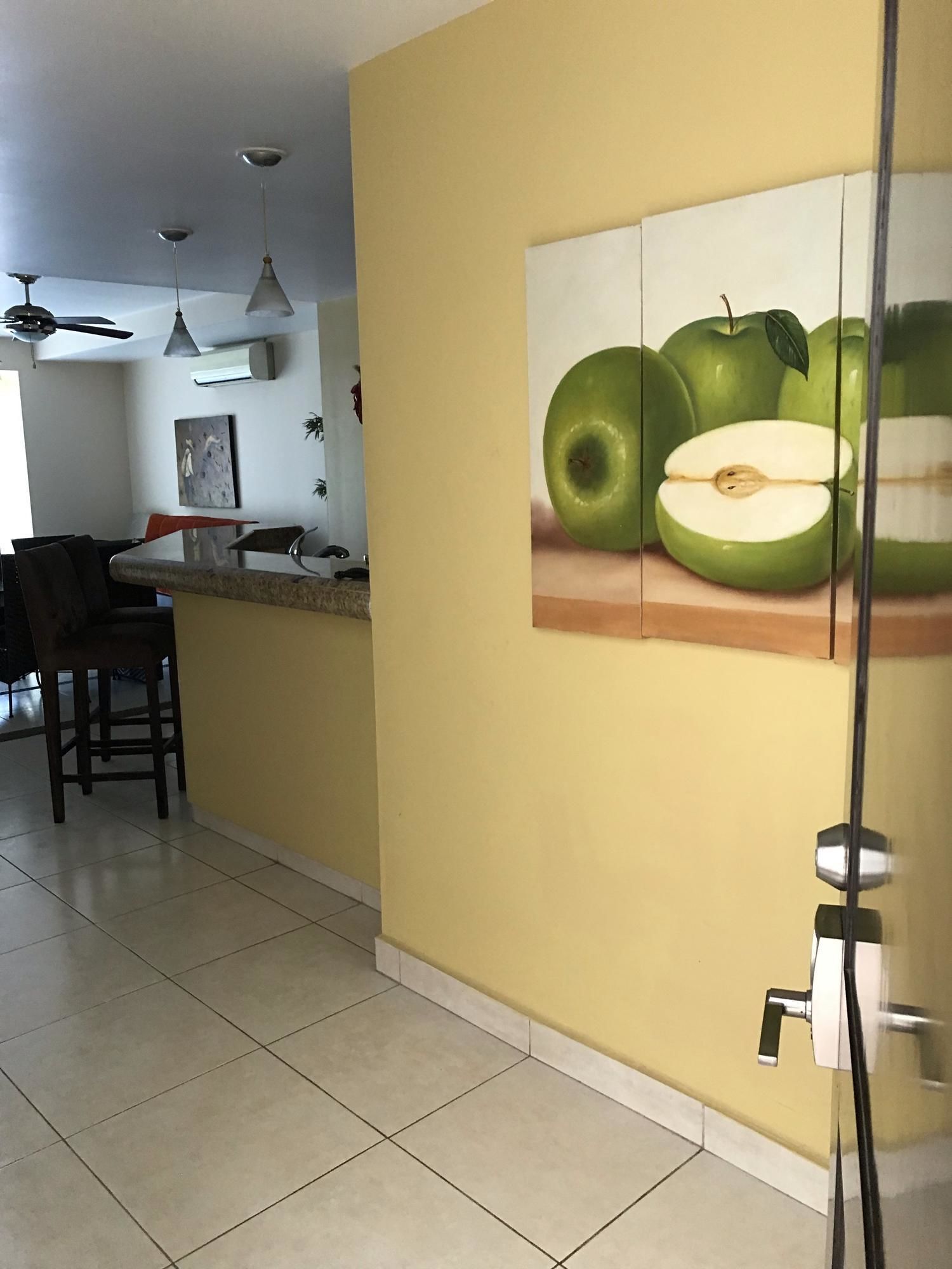 Condo, 1 habitación, vista a la playa | 1 habitación, tabla de planchar con plancha y wifi gratis 