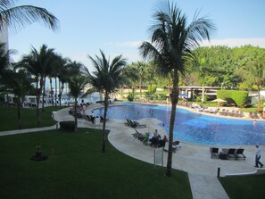 An infinity pool - Villa Magna 1 Bedroom Tower 3 on 2nd Floor Oceanfront Sleep up to 4 (Nuevo Nayarit)
