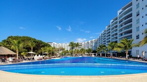 An infinity pool - Villa Magna 1 Bedroom Tower 3 on 2nd Floor Oceanfront Sleep up to 4 (Nuevo Nayarit)