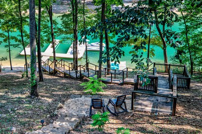 Log home in peaceful cove. Great for multiple families. Starlink internet 