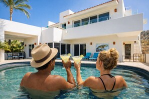 Lämmitetty uima-allas