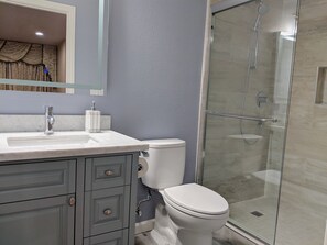 Haartrockner, Handtücher, Seife, Toilettenpapier