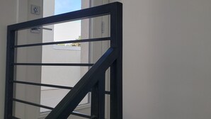 Eine Treppe mit Metallgeländer, die zu einer Tür führt.