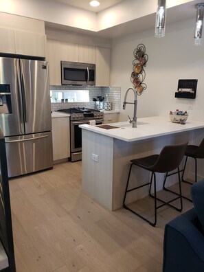 Kjøleskap, mikrobølgeovn, ovn og kokeplater