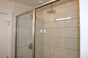 Een douche, een haardroger, handdoeken, shampoo