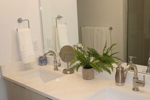 Shower, hair dryer, towels, shampoo - Fabulous Denver Townhome! (Denver)