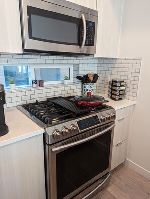 Full-size fridge, microwave, oven, stovetop