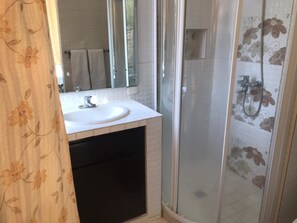 Dusche, kostenlose Toilettenartikel, Haartrockner, Handtücher