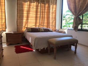 Tabla de planchar con plancha, internet por cable gratis y ropa de cama