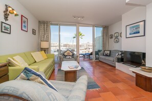 Smart-TV, Kamin, Bücher