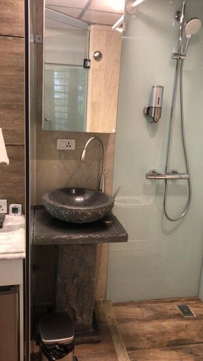 Dusche, kostenlose Toilettenartikel, Haartrockner, Bademäntel