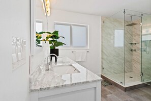 Combined shower/tub, hair dryer, towels, soap - Simply Elegant WPB Singer Island Heated Pool Home-walk to Beach (West Palm Beach)
