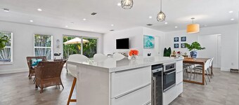 Simply Elegant WPB Singer Island Heated Pool Home-walk to Beach