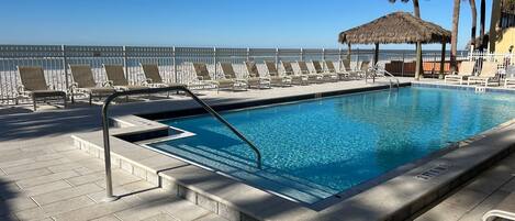 حمّام سباحة خارجي، حمّام سباحة مُدفَّأ