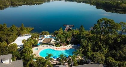 Condo rénové de concepteur dans un cadre tropical magnifique
