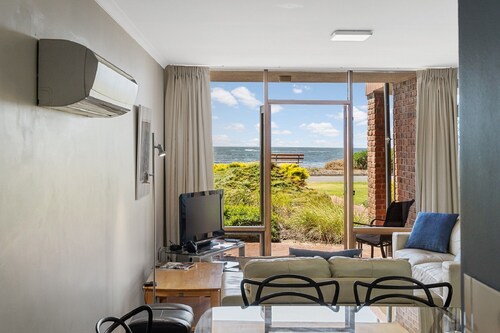 Franklin Beachfront Apartment: Superb View, Ground Floor, WiFi, 3BR