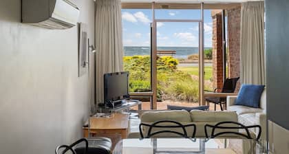 Franklin Beachfront Apartment: Superb View, Ground Floor, WiFi, 3BR