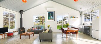 Pelican Cottage – Relaxing Riverside Escape, Pet-Friendly, Wood Fireplace, Wi-Fi